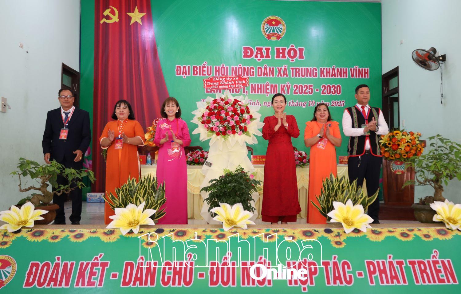 Lãnh đạo Đảng ủy xã Trung Khánh Vĩnh tặng hoa chúc mừng đại hội.