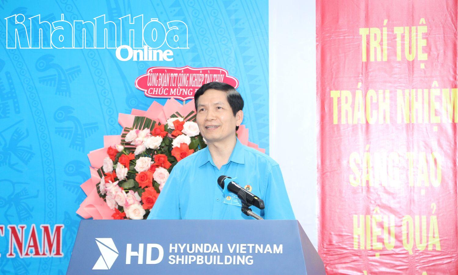 Ông Trần Bá Thành - Chủ tịch Công đoàn Tổng công ty Công nghiệp Tàu thủy phát biểu tại đại hội.