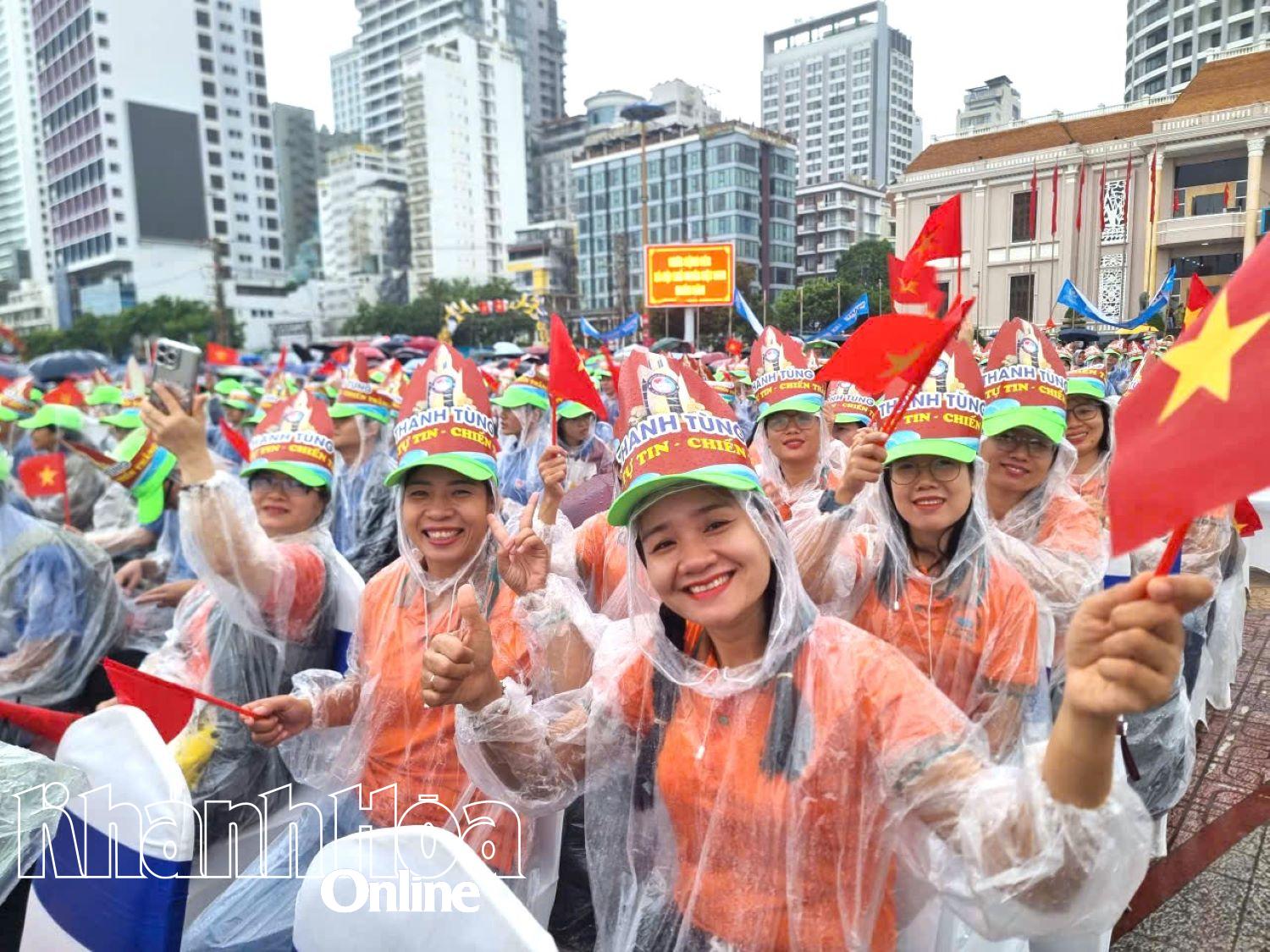 Các cô giáo cổ vũ cho Thanh Tùng. 
