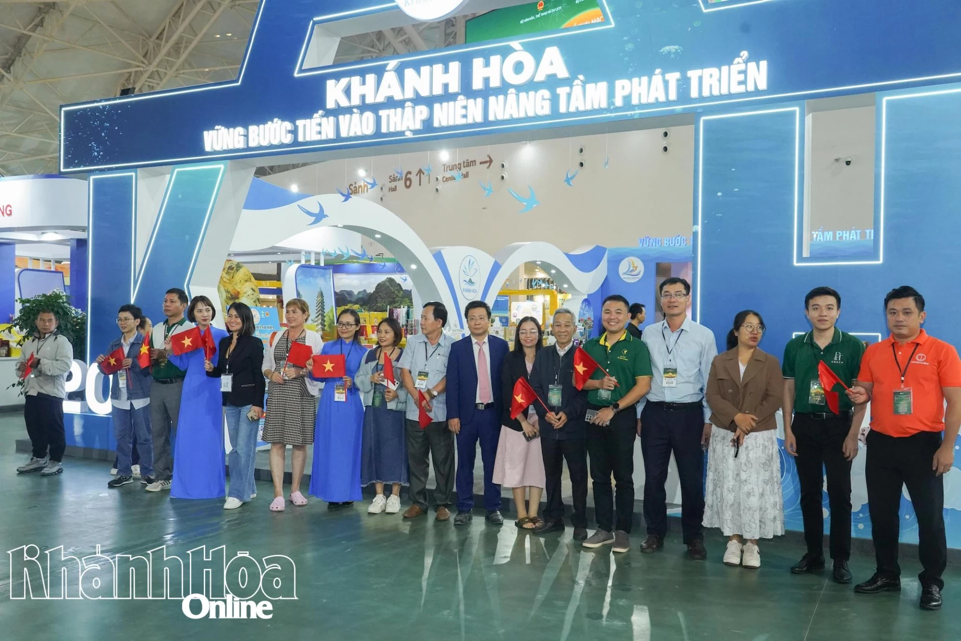 Lãnh đạo Trung tâm Xúc tiến Đầu tư Thương mại và Du lịch tỉnh Khánh Hòa cùng các doanh nghiệp tham dự Hội chợ Mùa Thu lần thứ nhất năm 2025.