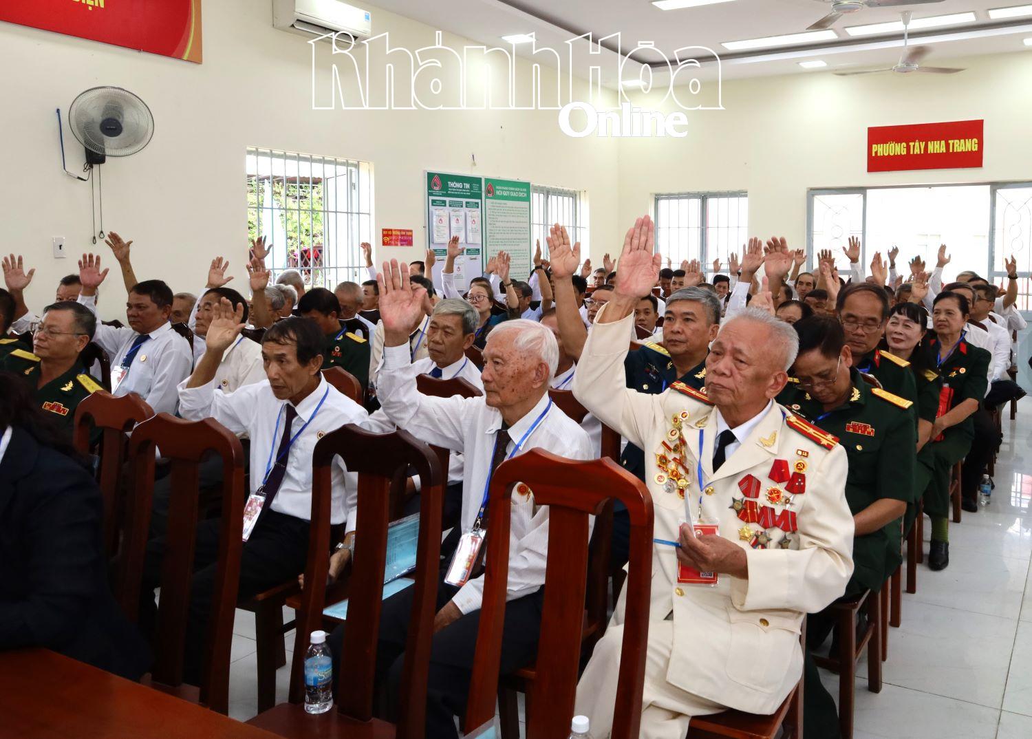 Các đại biểu biểu quyết thông qua nghị quyết đại hội.
