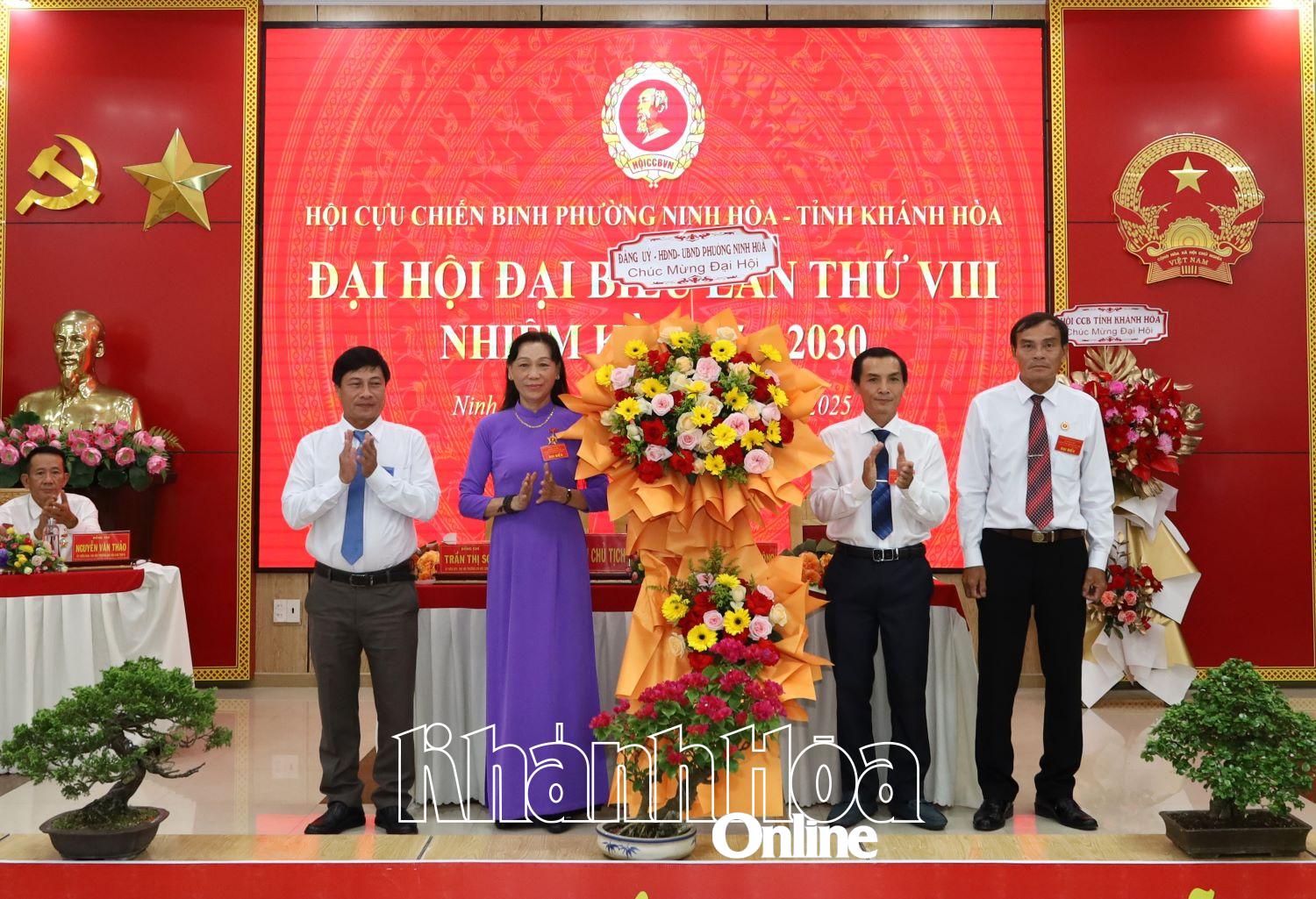 Lãnh đạo Đảng ủy phường Ninh Hòa tặng hoa chúc mừng đại hội.