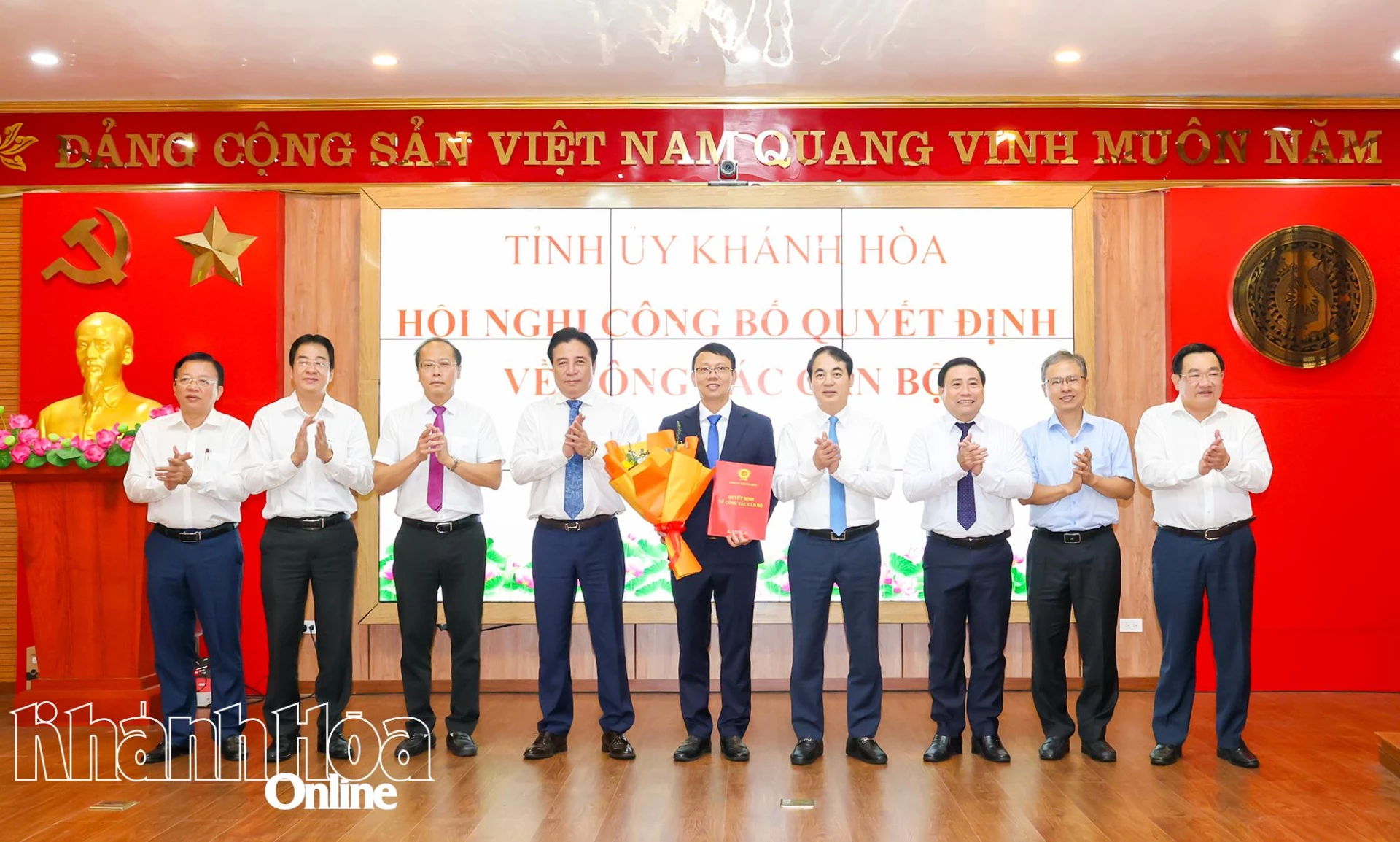 Các đồng chí Thường trực Tỉnh ủy, Thường trực UBND tỉnh trao quyết định và tặng hoa chúc mừng đồng chí Nguyễn Thanh Hà.
