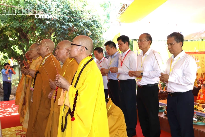 Hơn 1.500 người tham dự đại lễ cầu siêu cho nạn nhân tử vong vì tai nạn giao thông