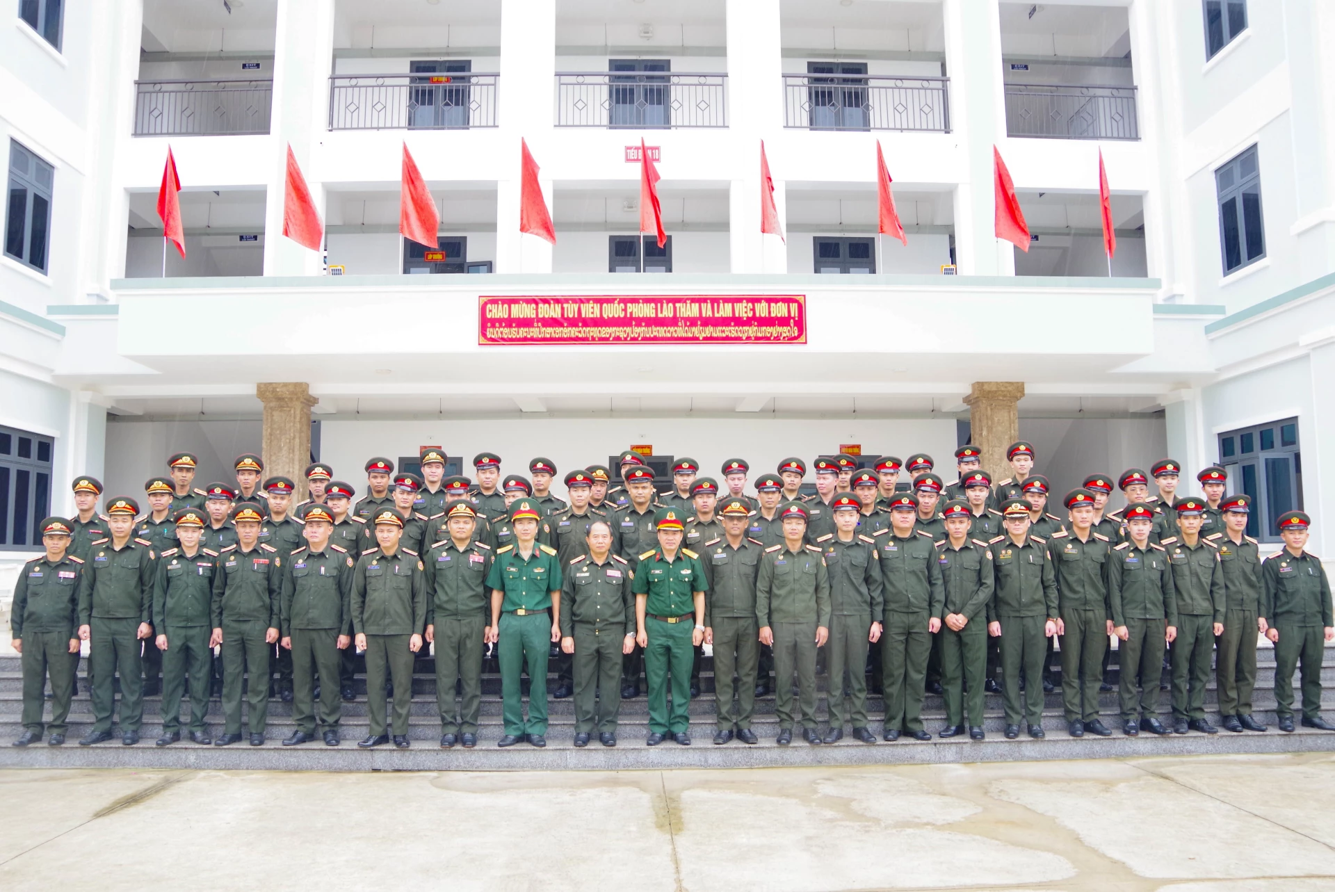 Đại tá Viêng-xay Su-li-vông đến thăm, động viên học viên quân sự Lào đang học tập tại nhà trường.