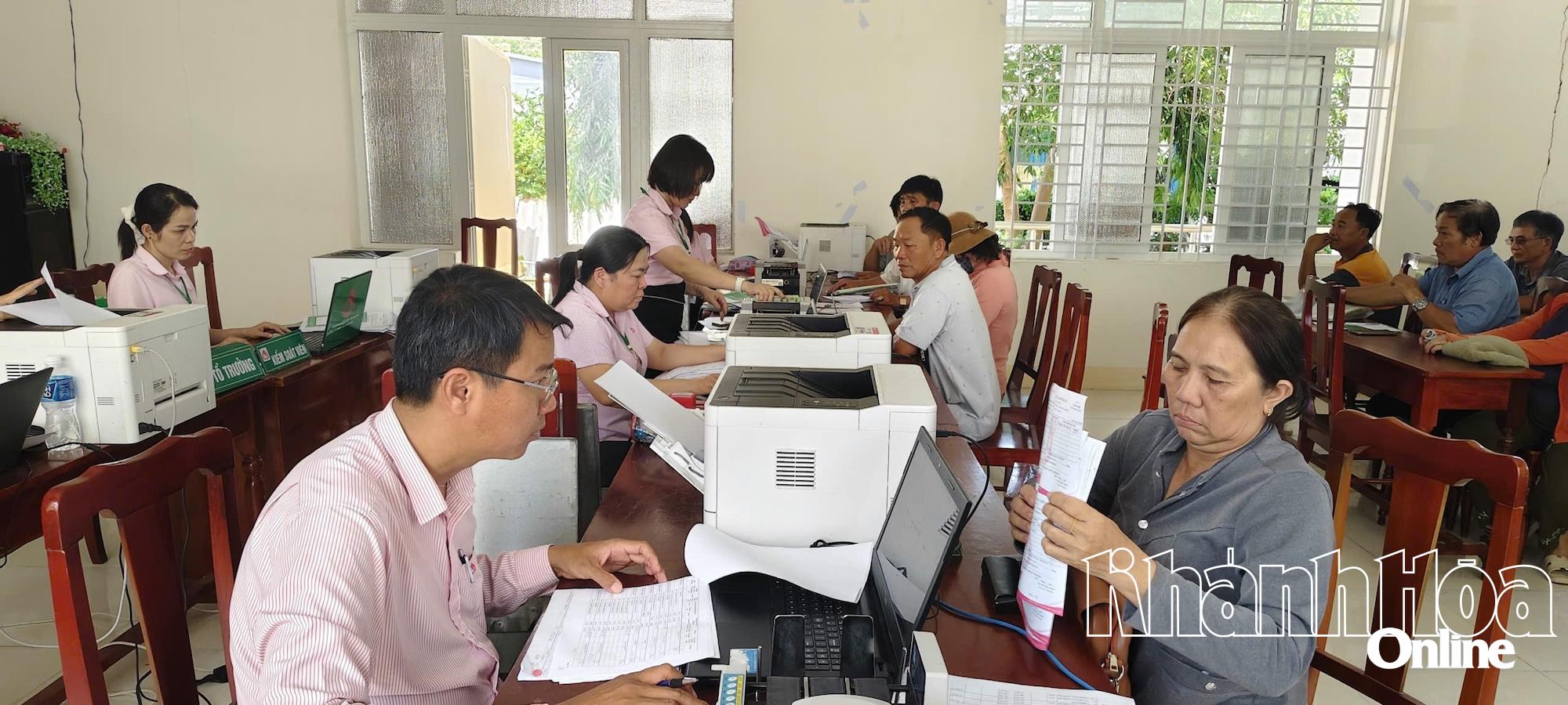 Nhân viên Ngân hàng Chính sách xã hội Ninh Hải thực hiện thủ tục vay vốn.