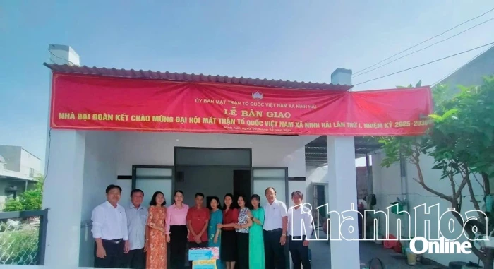 Ủy ban MTTQ Việt Nam xã Ninh Hải bàn giao nhà đại đoàn kết cho gia đình khó khăn
