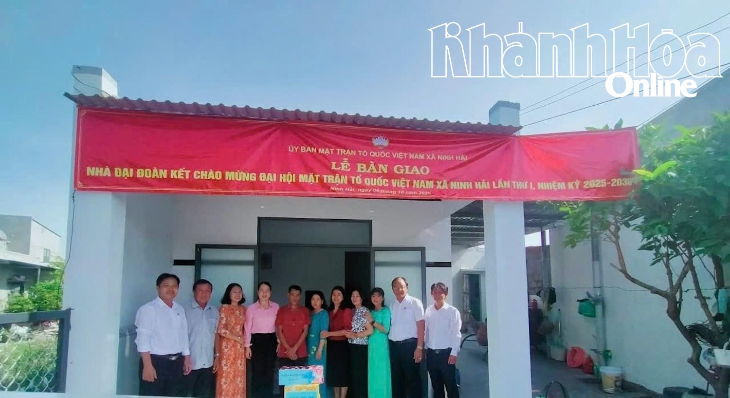 Đại diện Ủy ban MTTQ Việt Nam xã Ninh Hải bàn giao Nhà Đại đoàn kết cho hộ anh Võ Văn Sơn.