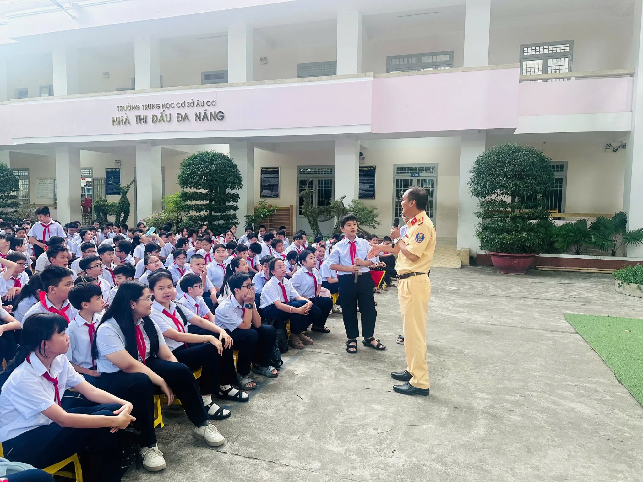 Cán bộ Phòng Cảnh sát giao thông tuyên truyền kiến thức về trật tự an toàn giao thông cho học sinh Trường THCS Âu Cơ (phường Nha Trang)