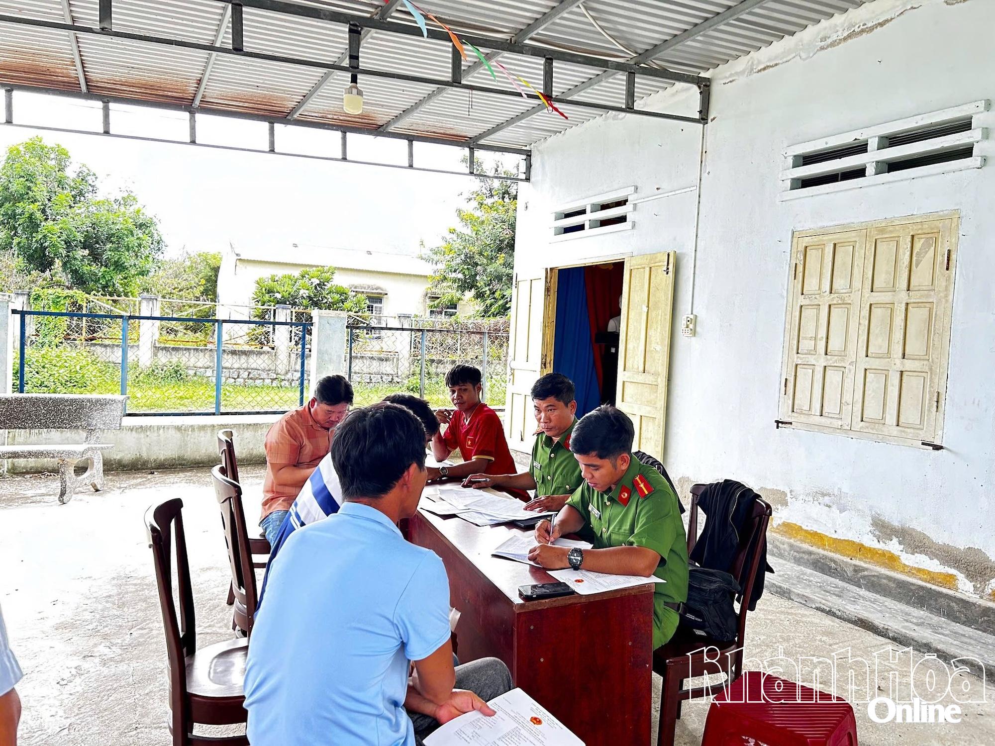 Công an xã Công Hải hướng dẫn các chủ tàu ký cam kết không vi phạm quy định về chống khai thác IUU.