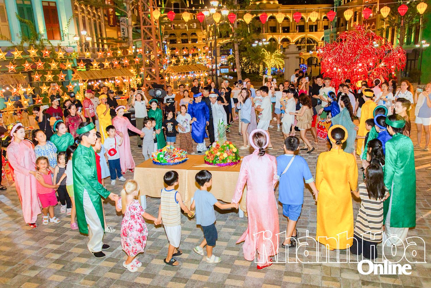 Du khách vui hội trăng rằm ở VinWonders Nha Trang.