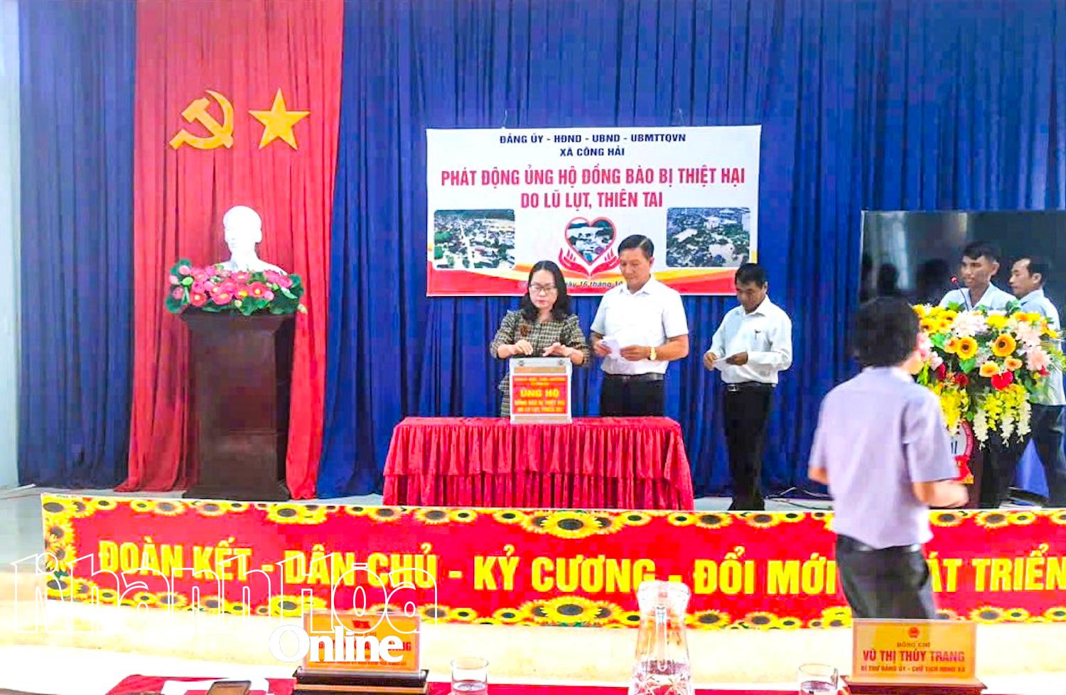 Lãnh đạo xã Công Hải tham gia ủng hộ các tỉnh bị ảnh hưởng bởi con bão số 10.