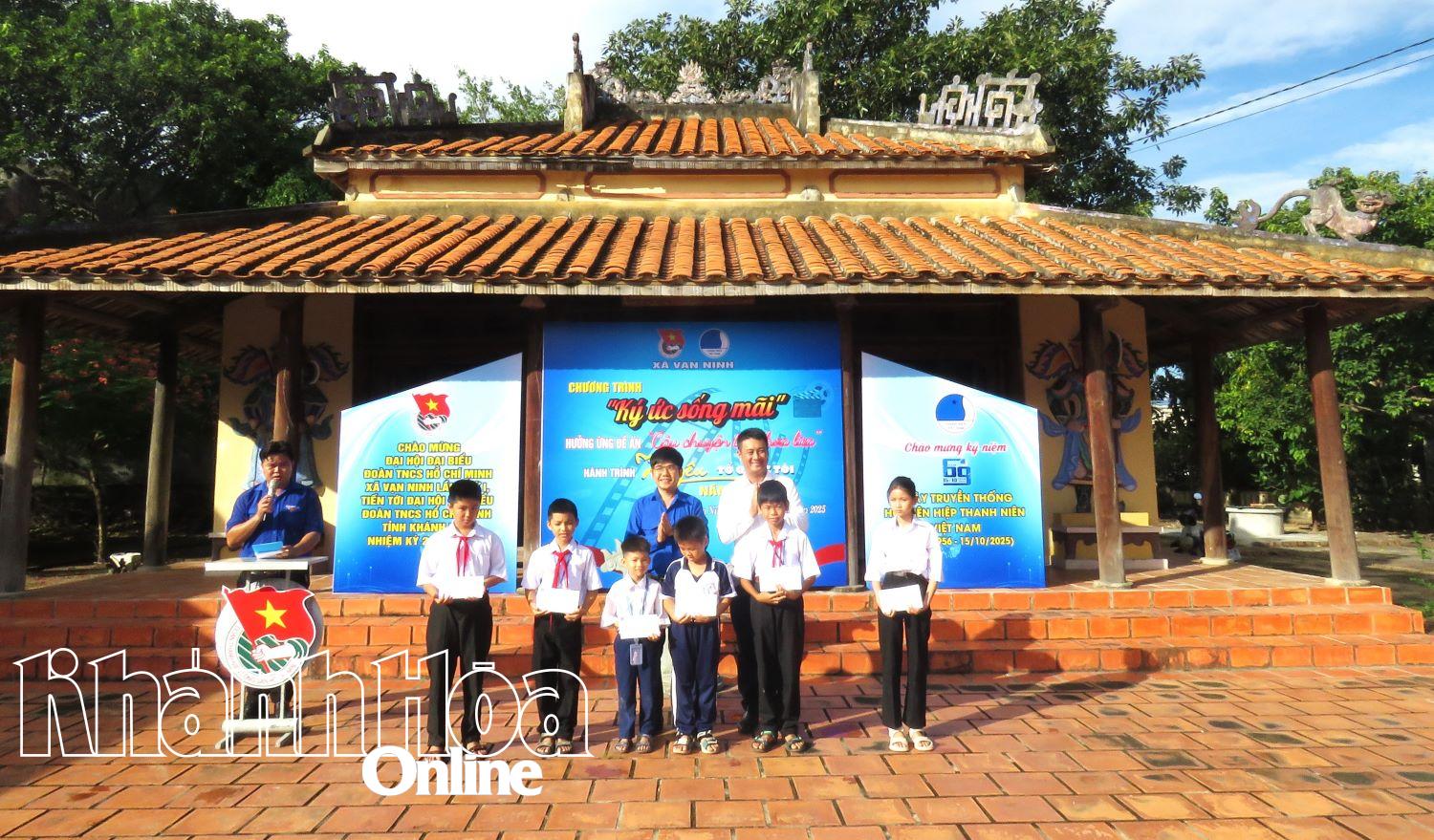 Tặng quà cho học sinh có hoàn cảnh khó khăn.