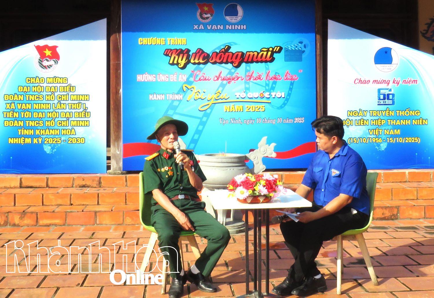 Đoàn viên, thanh niên nghe kể chuyện về những năm tháng chiến đấu gian khó của thế hệ cha anh.