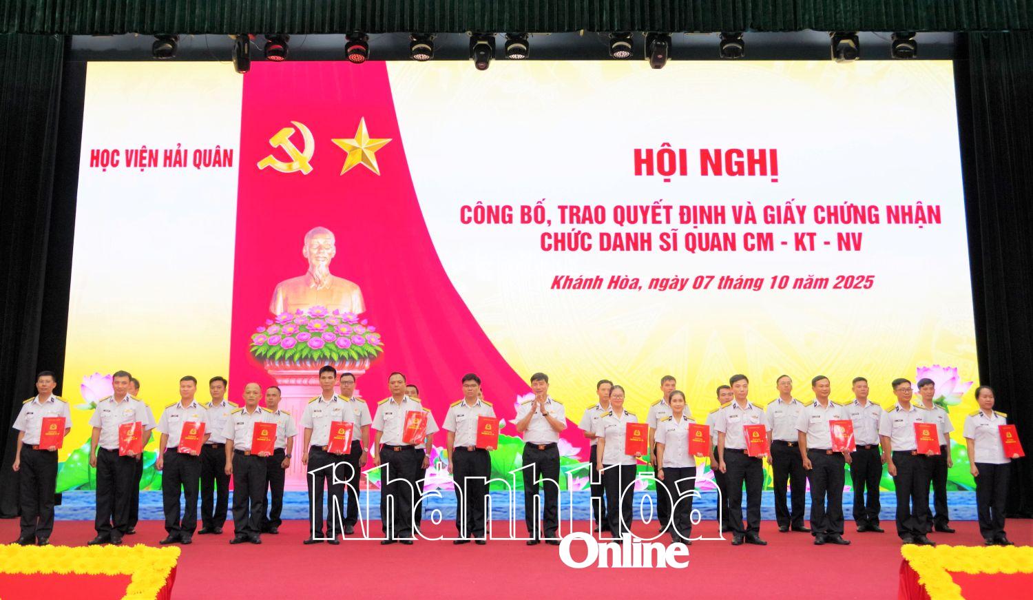 Thủ trưởng Học viện Hải quân trao quyết định và giấy chứng nhận chức danh giảng viên cho cán bộ, giảng viên.