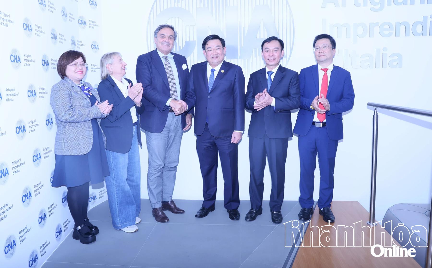 Phó Chủ tịch UBND tỉnh Trịnh Minh Hoàng chụp ảnh lưu niệm với đại diện Hiệp hội Doanh nghiệp nhỏ và vừa Italia.
