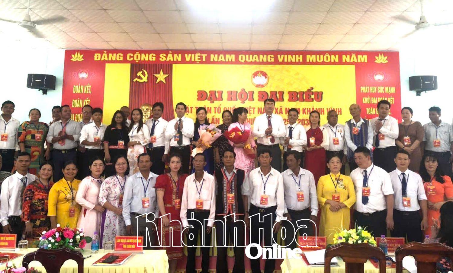 Các ủy viên Ủy ban MTTQ Việt Nam xã Nam Khánh Vĩnh nhiệm kỳ mới ra mắt đại hội.