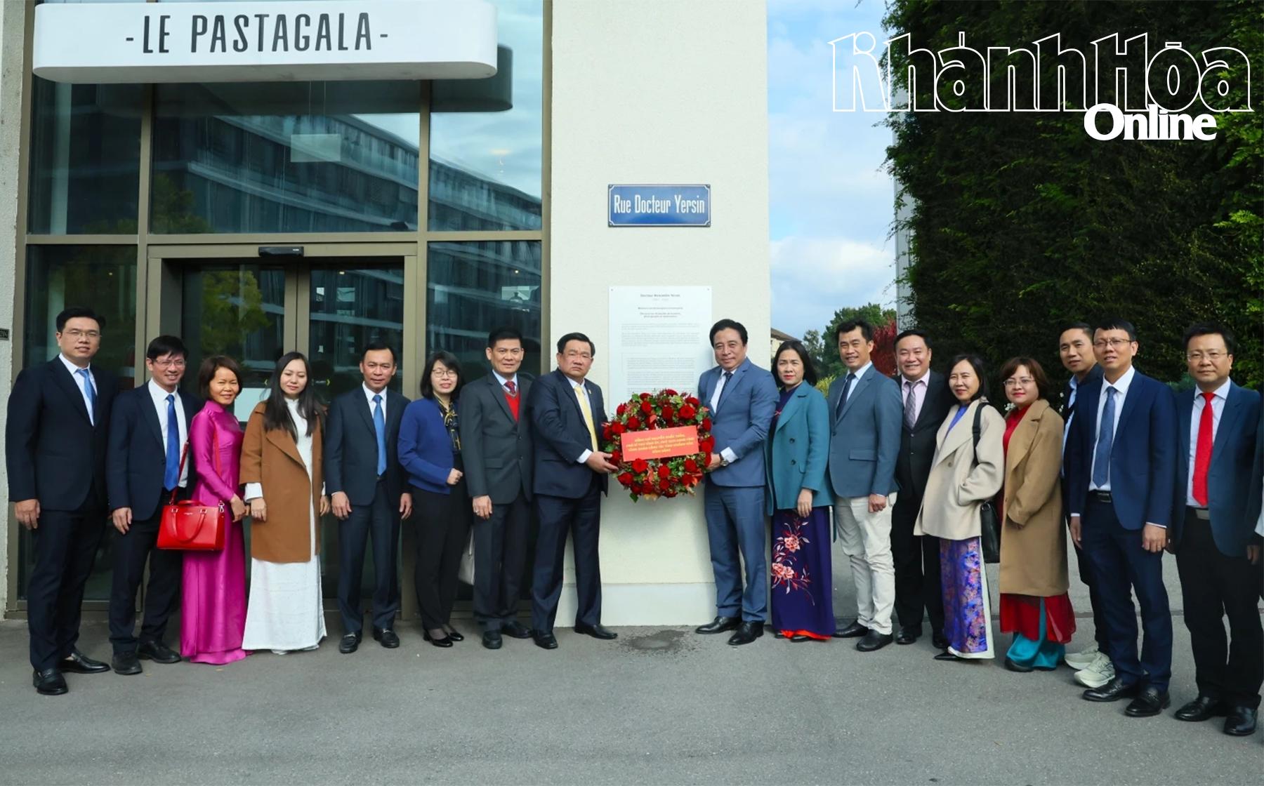 Đoàn công tác tỉnh Khánh Hòa đến dâng hoa tại con đường mang tên bác sĩ A.Yersin.
