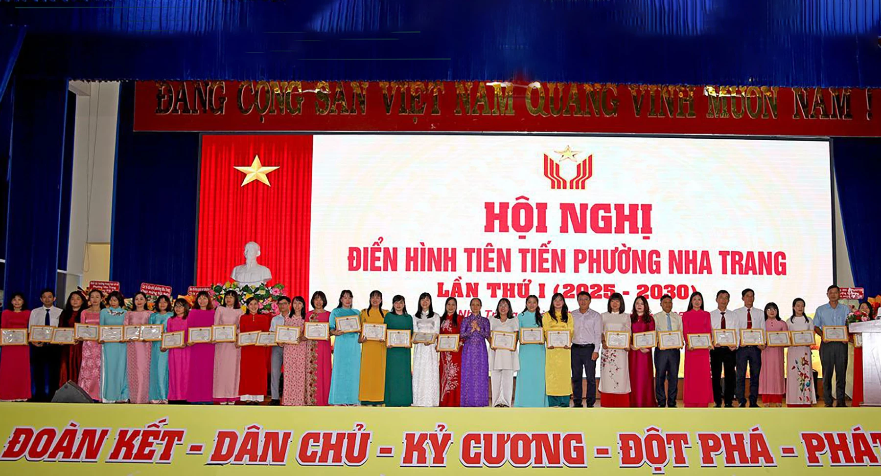 Các cá nhân điển hình tiên tiến nhận giấy khen.