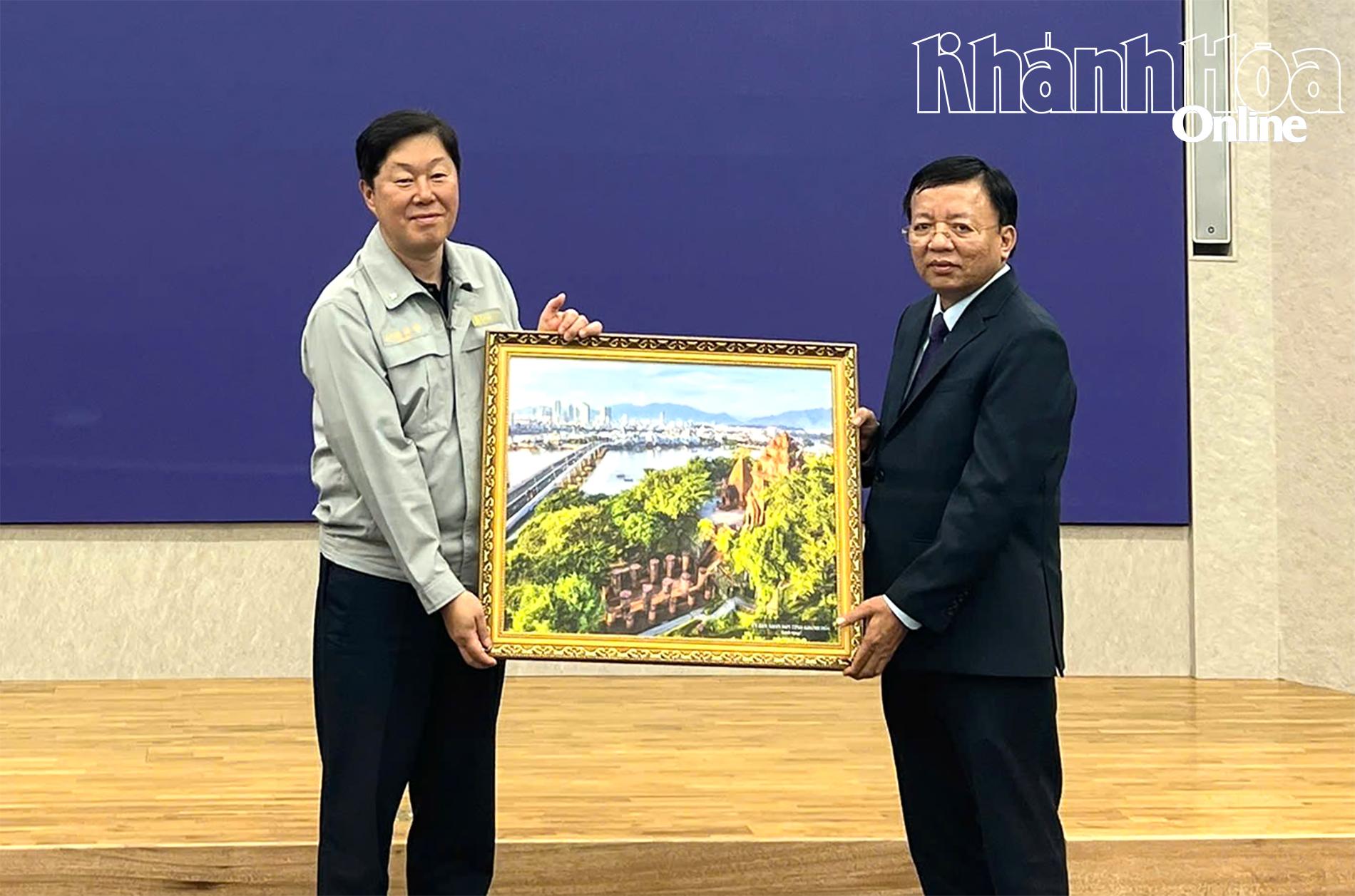 Phó Chủ tịch UBND tỉnh Khánh Hòa Lê Huyền tặng quà lưu niệm cho lãnh đạo Công ty Đóng tàu HD Hyundai Mipo.
