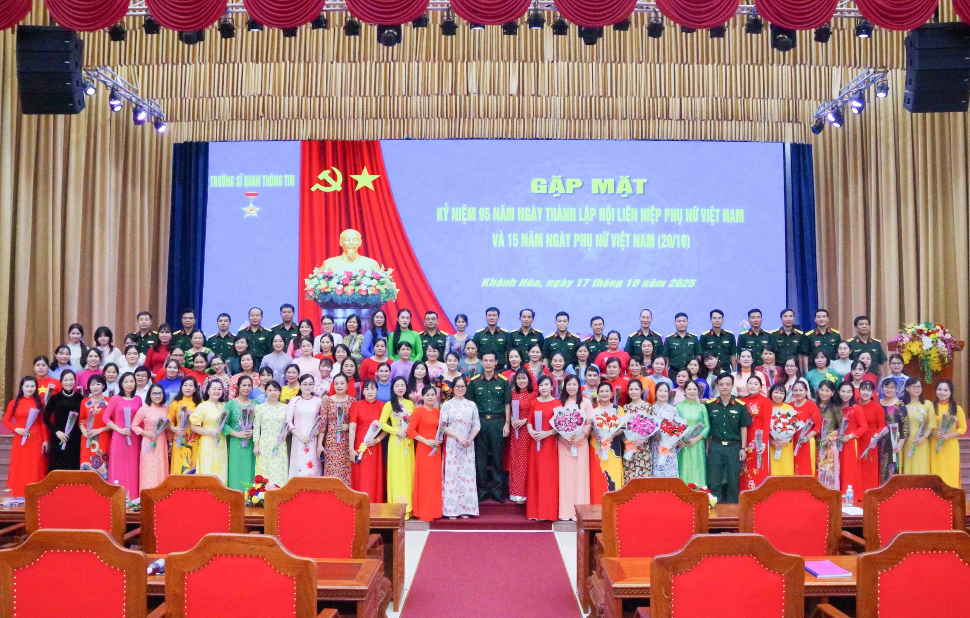 Các đại biểu chụp hình lưu niệm cùng hội viên phụ nữ nhà trường.