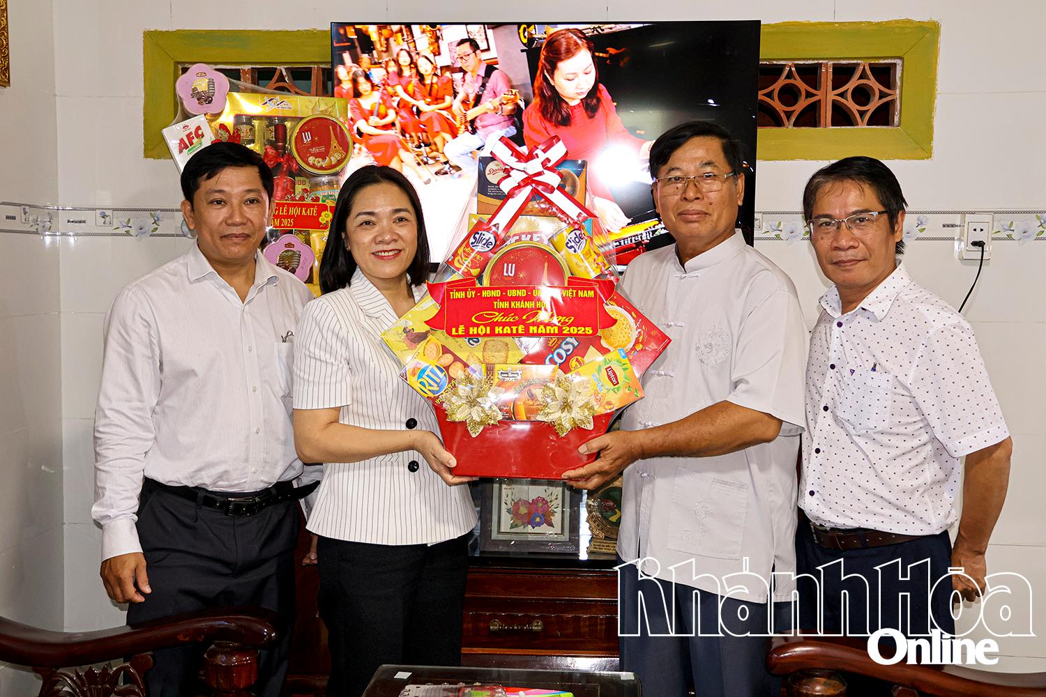 đồng chí Trần Thu Mai - Ủy viên Ban Thường vụ Tỉnh ủy, Phó Chủ tịch Thường trực Ủy ban MTTQ Việt Nam tỉnh thăm tặng quà Ông Đổng Hoàn nguyên lãnh đạo Ủy ban MTTQ Việt Nam tỉnh.