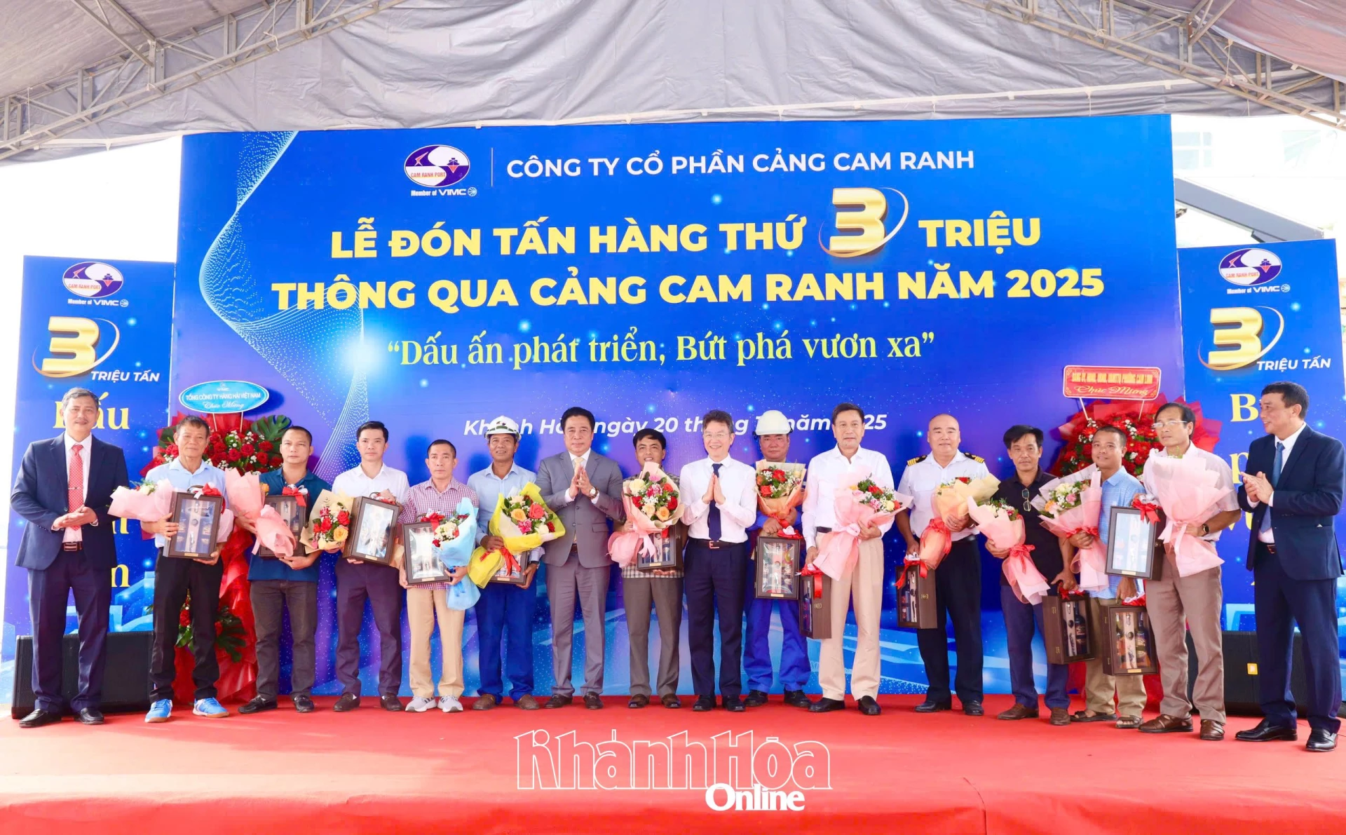 Nguyen Khac Toan and leaders of Vietnam National Shipping Lines and Cam Ranh Port Joint Stock Company presenting flowers to customers and ship owners

