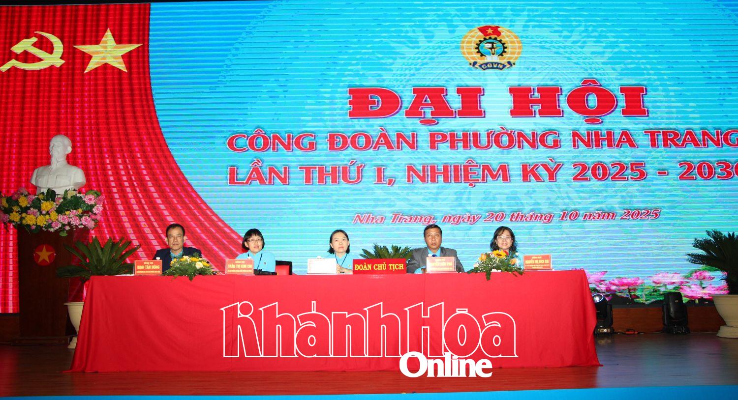 Đoàn chủ tịch điều hành đại hội.