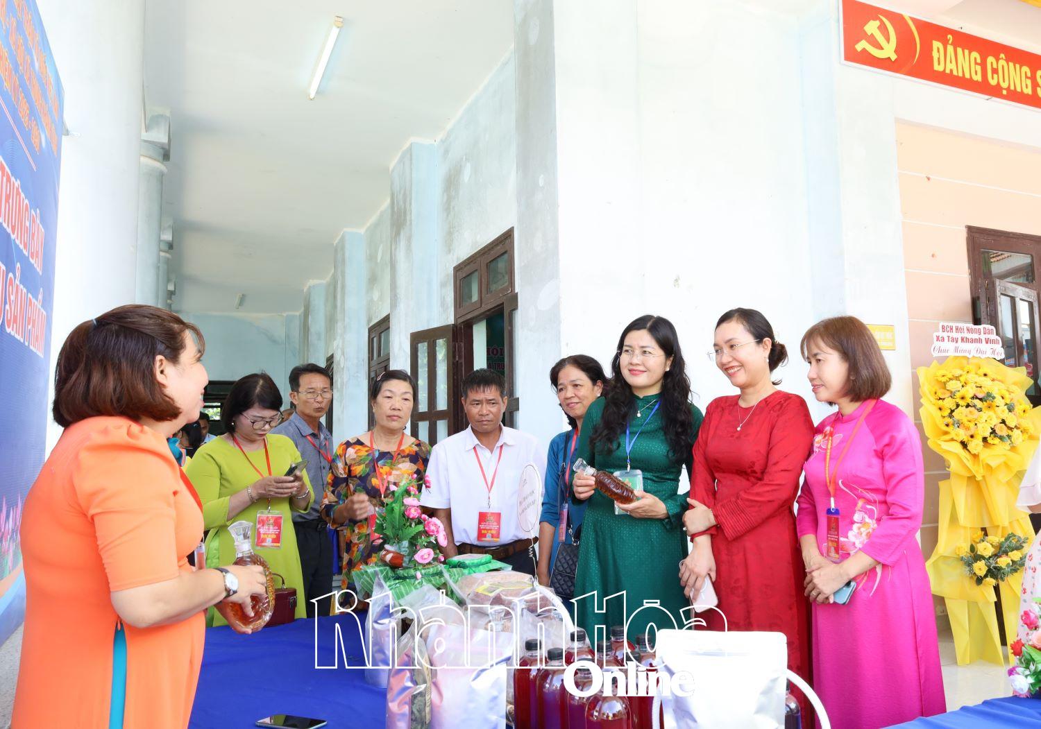 Các đại biểu tham quan khu trưng bày sản phẩm tại đại hội.