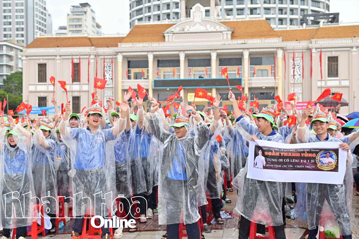 Khán giả nhiệt tình cổ vũ cho Thanh Tùng.
