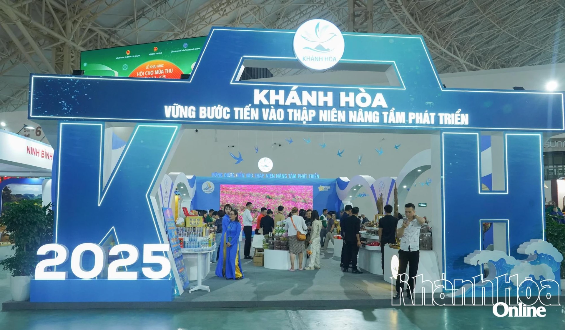 Khu trưng bày các gian hàng của tỉnh Khánh Hòa với chủ đề Vững bước tiến vào thập niên nâng tầm phát triển.