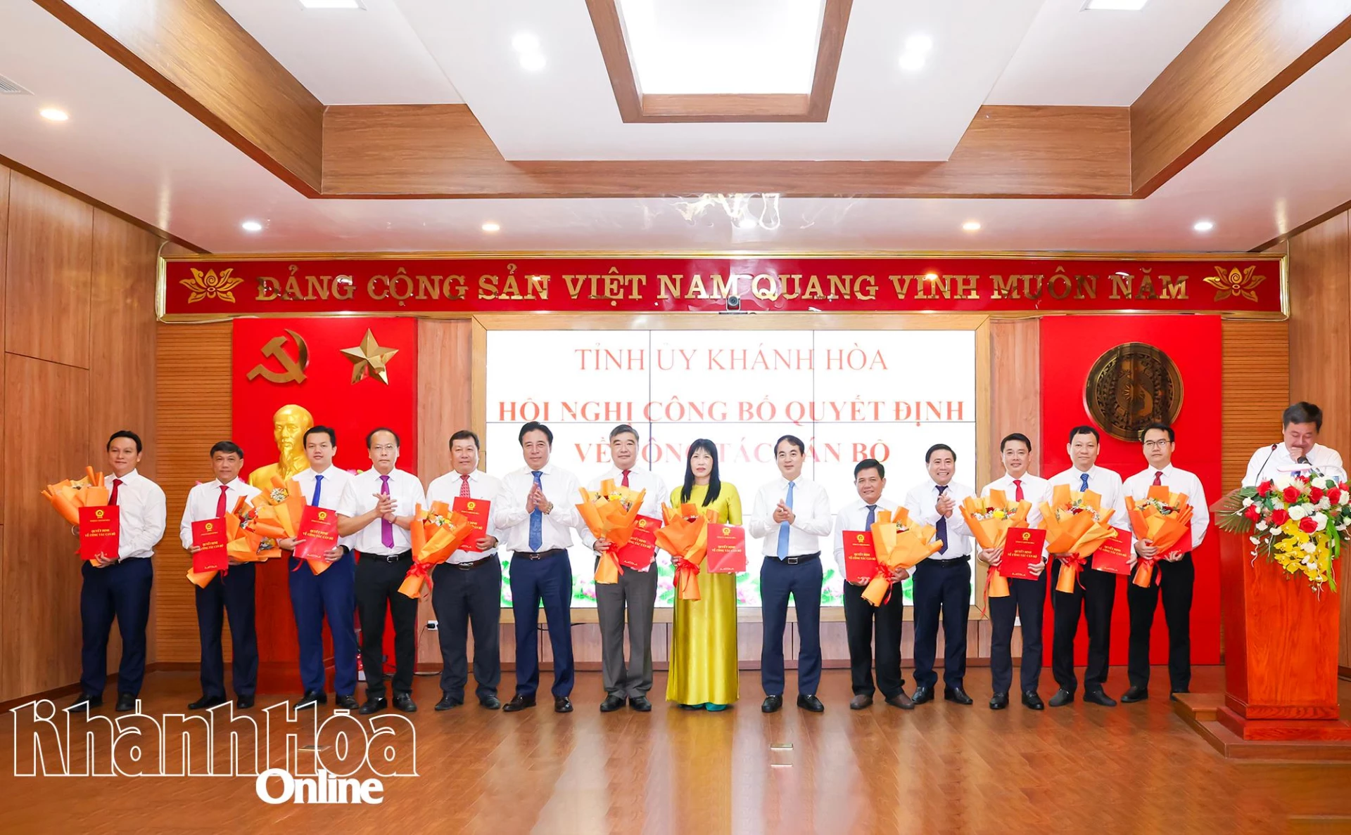   Các đồng chí Thường trực Tỉnh ủy trao quyết định và tặng hoa chúc mừng các cán bộ được điều động, bổ nhiệm, chỉ định giữ các chức vụ mới.
