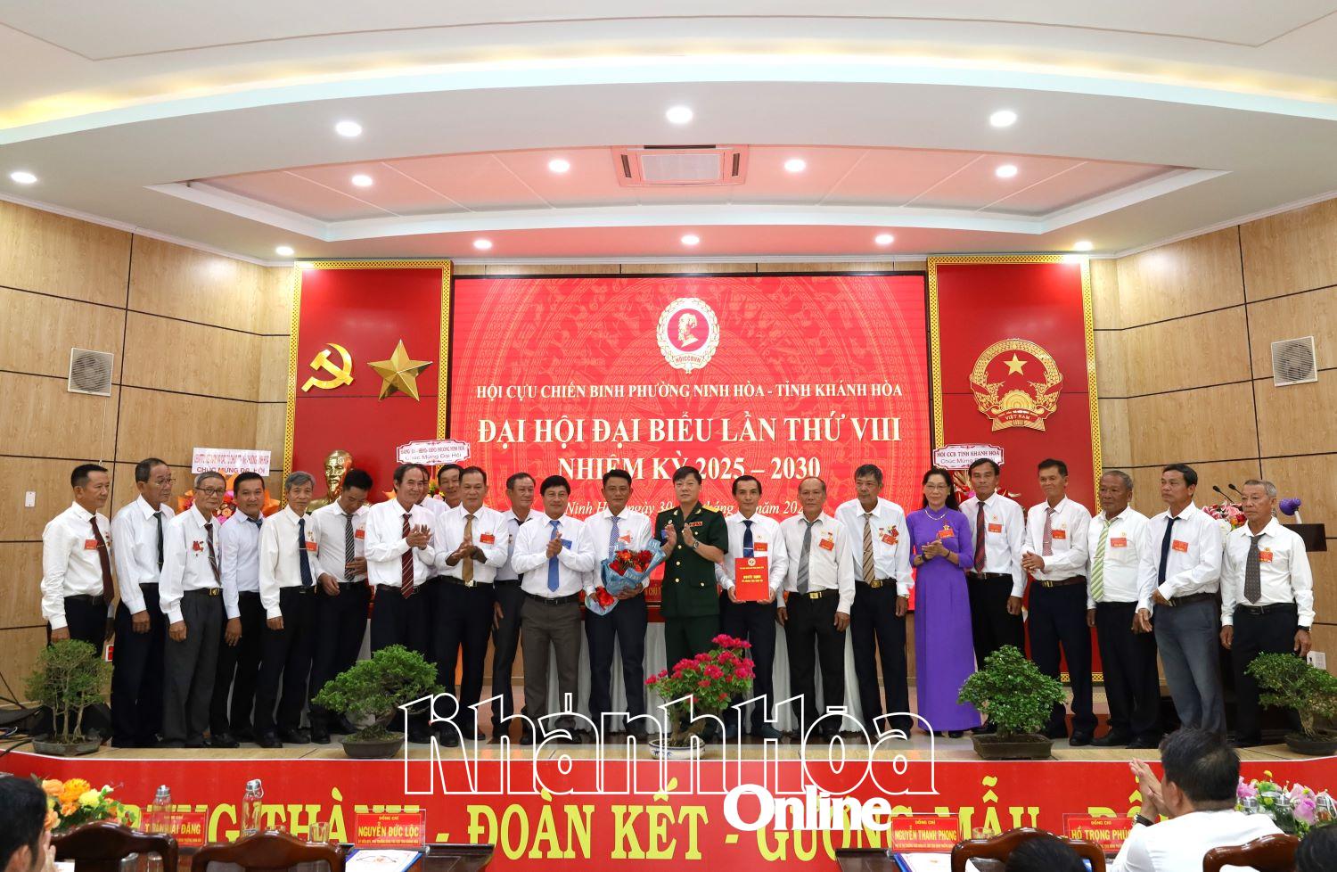 Lãnh đạo Hội Cựu chiến binh tỉnh và Đảng ủy phường Ninh Hòa trao quyết định và tặng hoa chúc mừng Ban Chấp hành Hội Cựu chiến binh phường Ninh Hòa nhiệm kỳ mới.