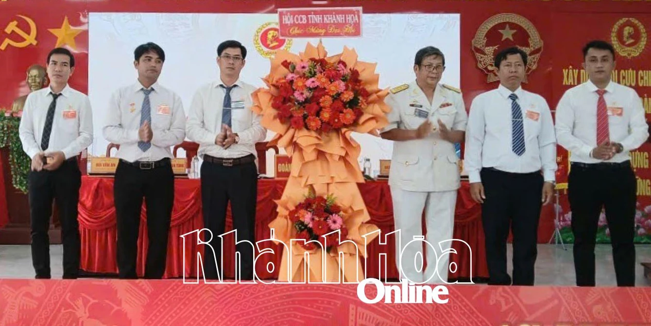 Đại diện Hội Cựu chiến binh tỉnh tặng hoa chúc mừng đại hội.
