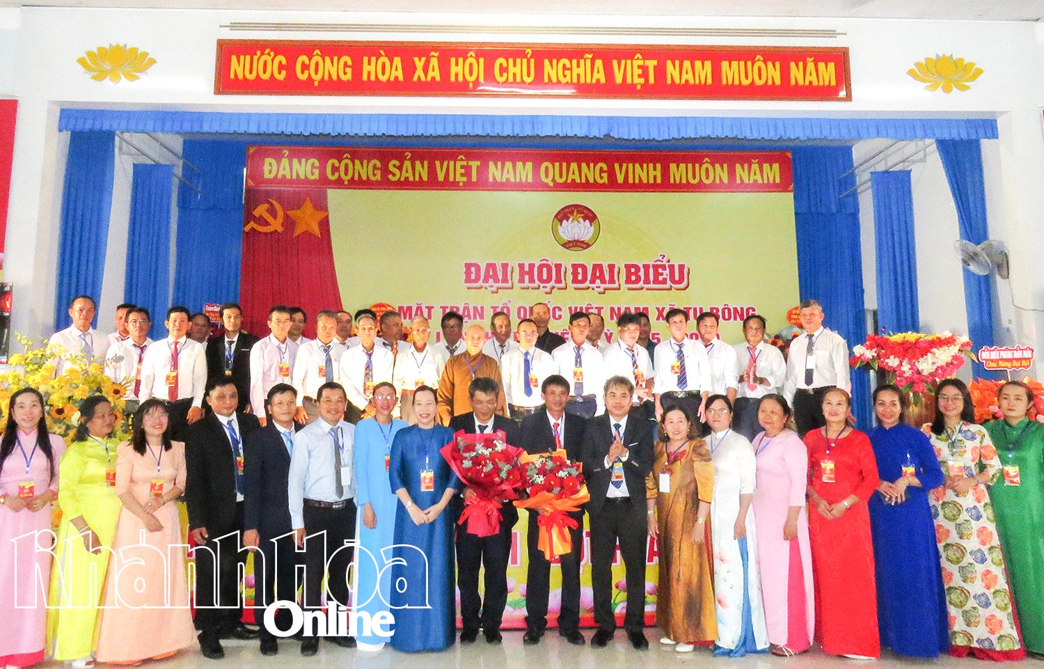 Các ủy viên Ủy ban MTTQ Việt Nam xã Tu Bông nhiệm kỳ 2025 - 2030 ra mắt Đại hội.