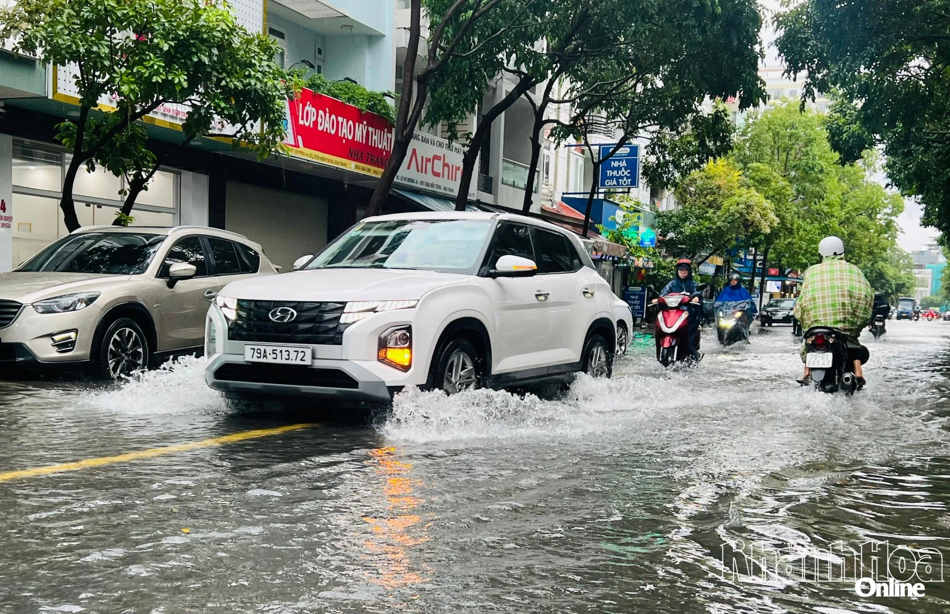 Đường Trần Hữu Duyệt (A1) băng qua Khu đô thị Vĩnh Điềm Trung  bị ngập