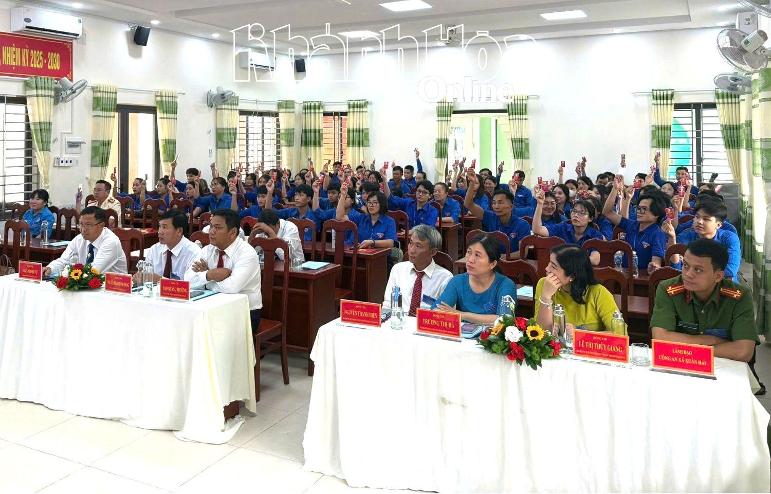 Các đại biểu biểu quyết thông qua Nghị quyết đại hội.