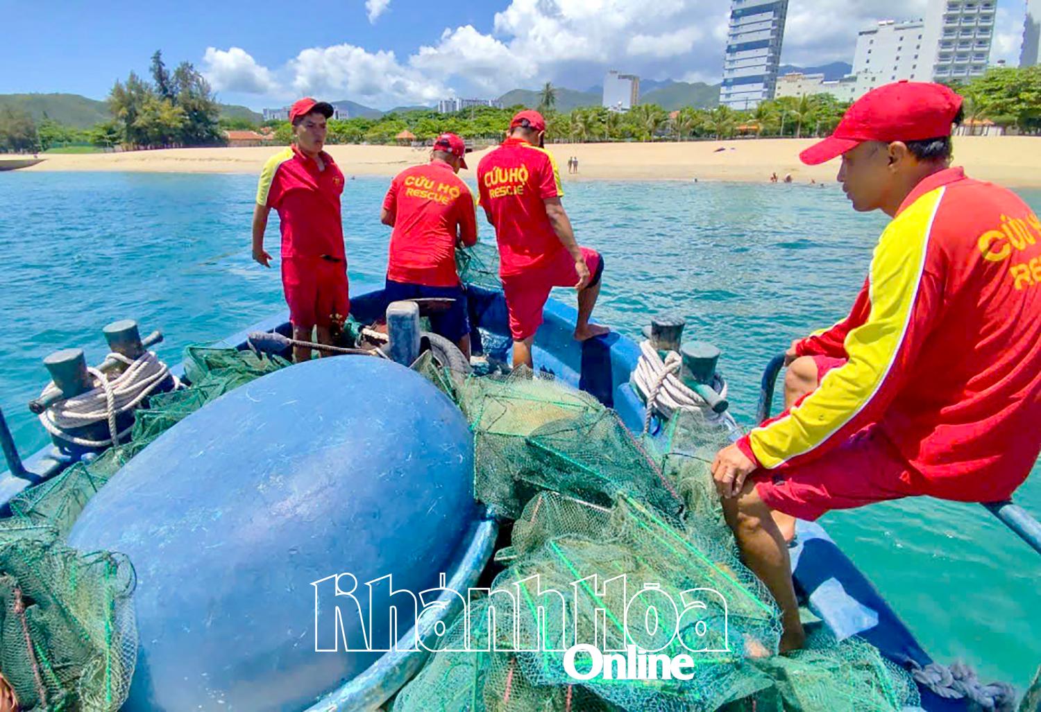 Lực lượng chức năng thu giữ lờ dây thả trái phép ở vịnh Nha Trang.