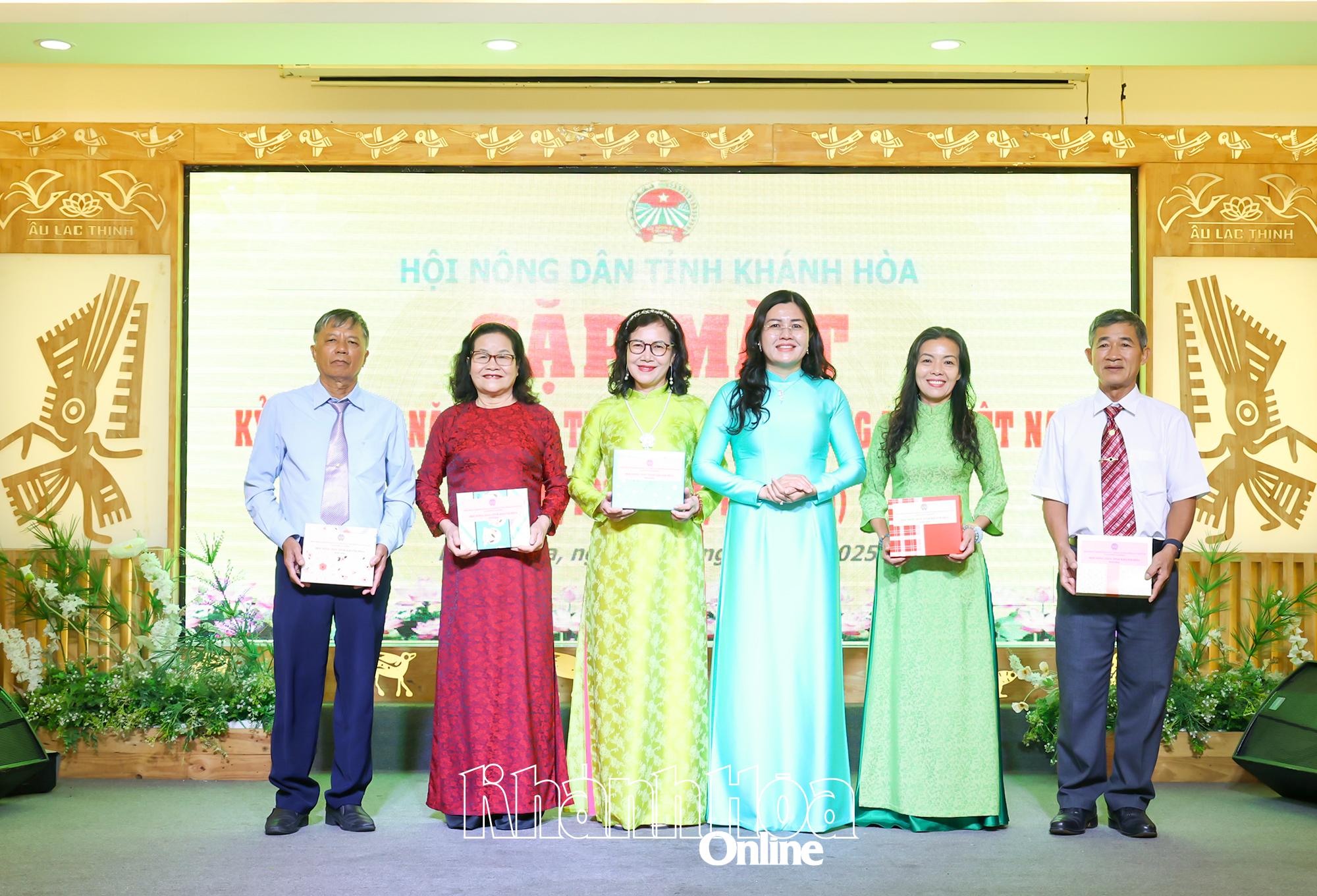 Tặng quà tri ân nguyên lãnh đạo Hội Nông dân qua các thời kỳ.