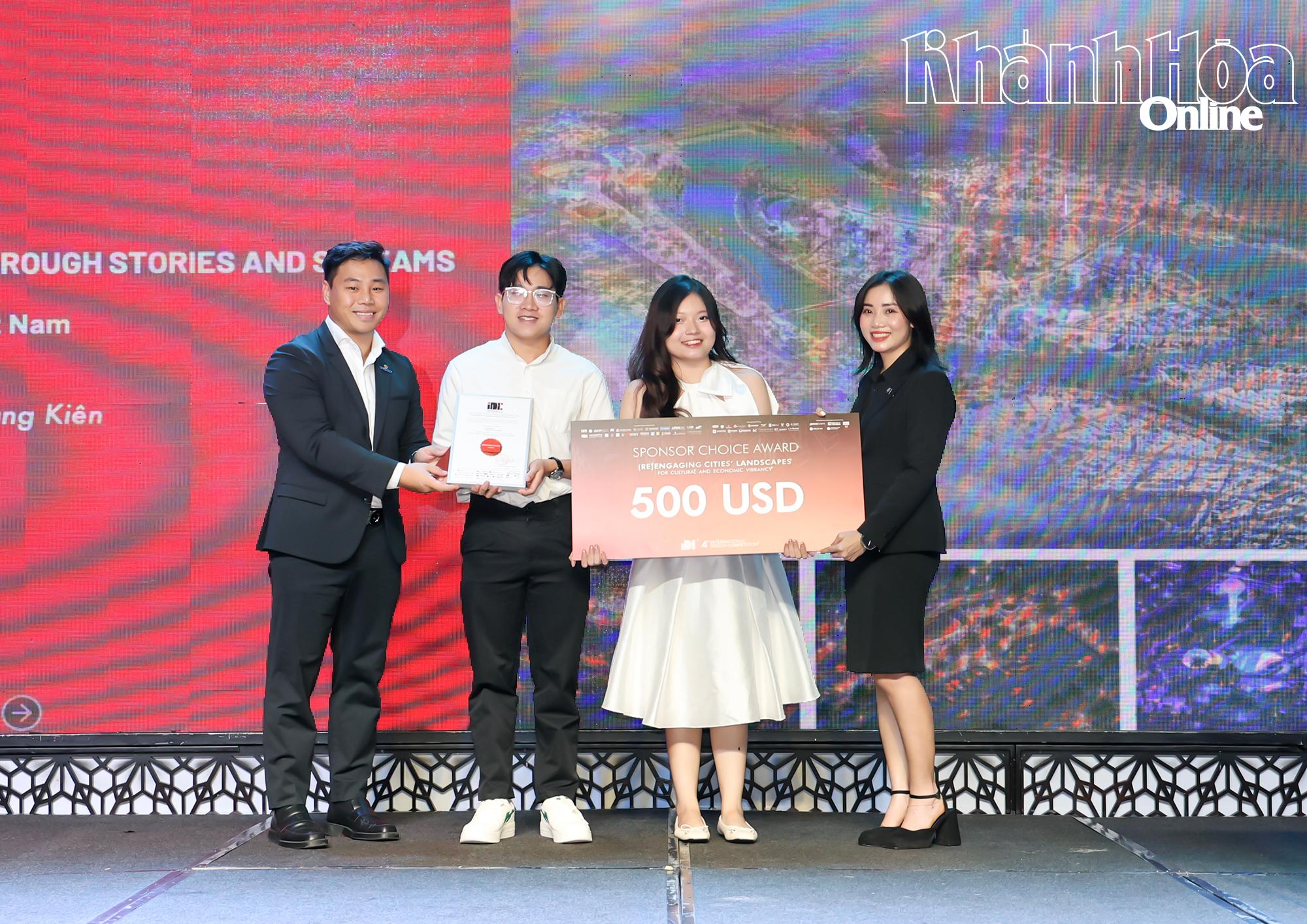 Đội thi đến từ UEH nhận giải do nhà tài trợ bình chọn. 