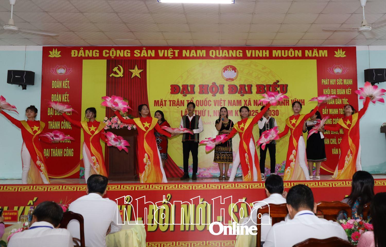 Một tiết mục văn nghệ chào mừng đại hội.