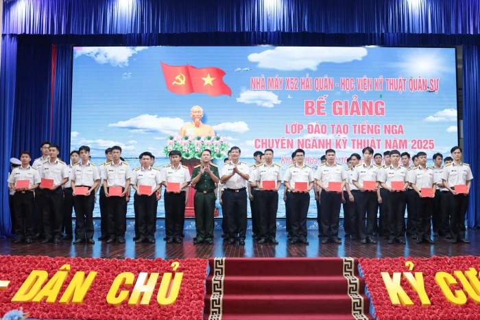 Bế giảng khóa đào tạo, bồi dưỡng tiếng Nga cho cán bộ, nhân viên Nhà máy X52