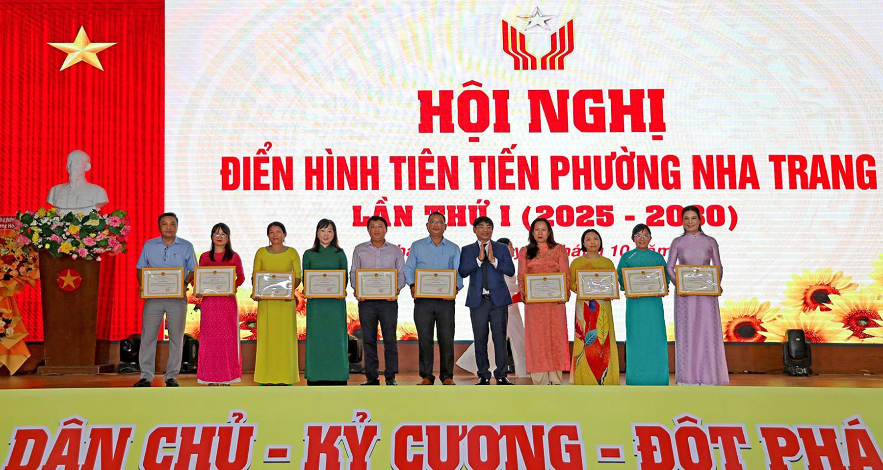 Các tập thể có thành tích trong công tác tổ chức Đại hội đại biểu Đảng bộ phường được nhận giấy khen.