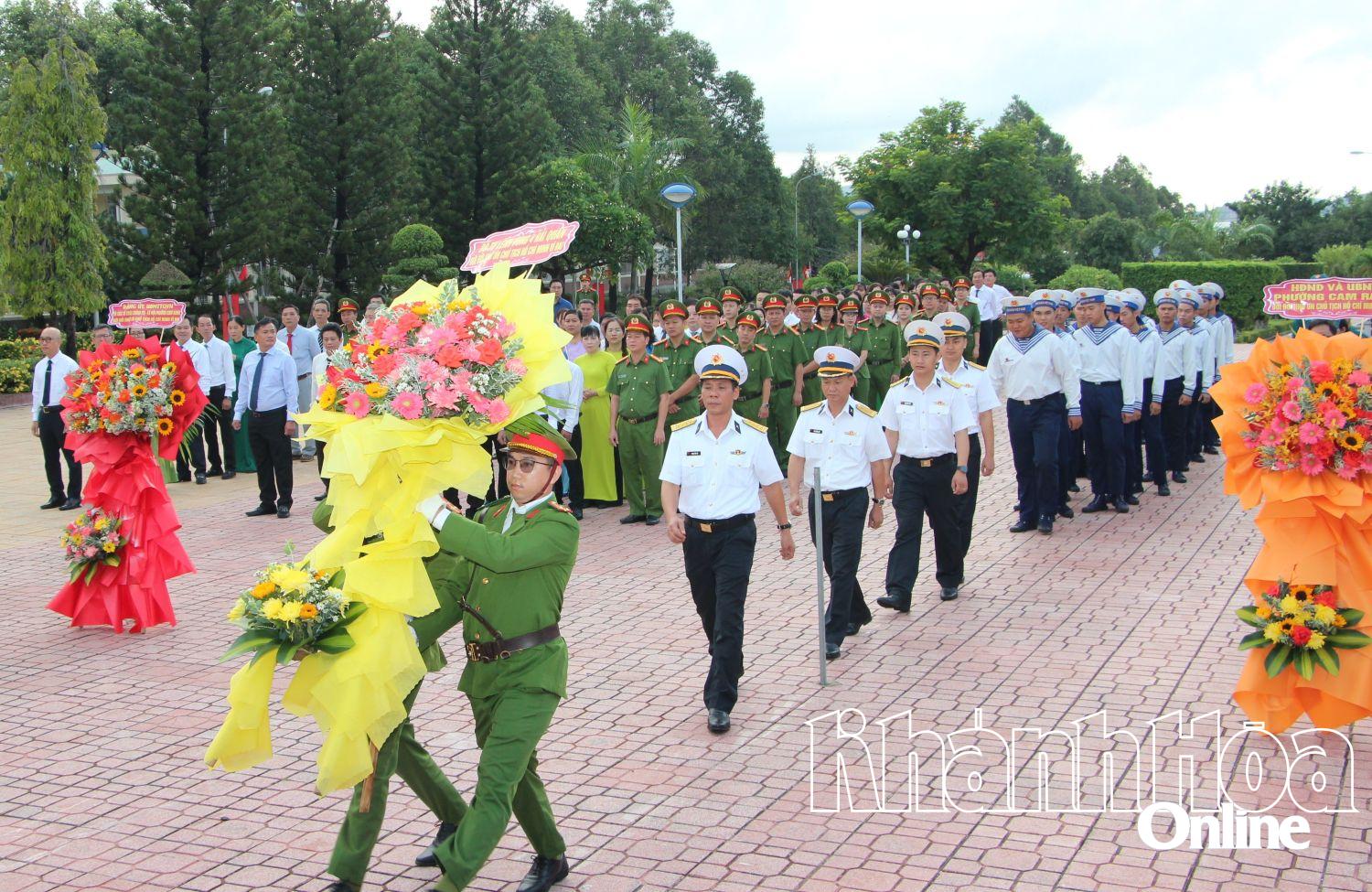 Lãnh đạo Vùng 4 Hải quân dâng hoa, dâng hoa tưởng nhớ công ơn Bác Hồ.
