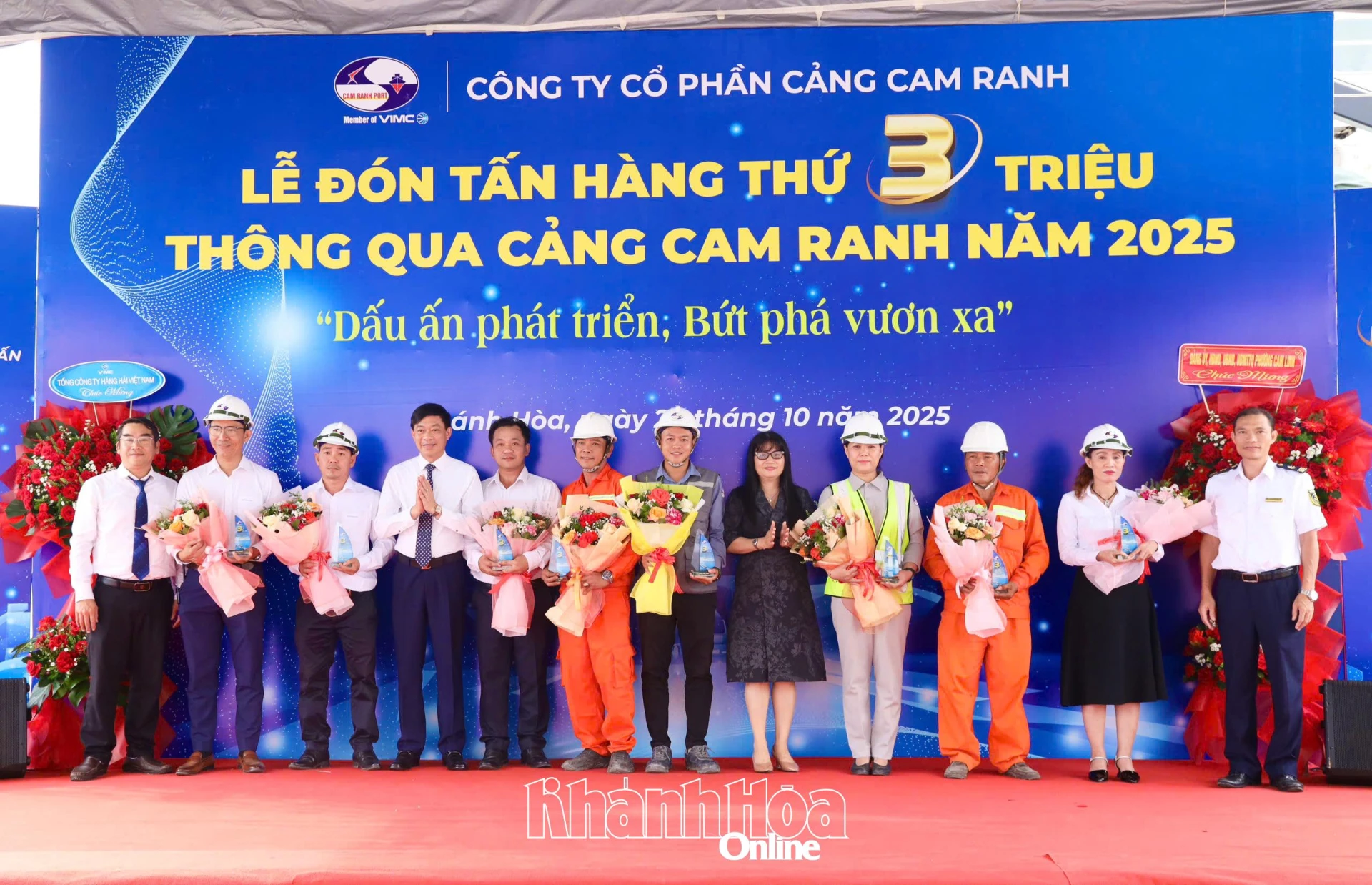 Leaders of Cam Linh Ward and Cam Ranh Port Joint Stock Company presenting flowers to the companys staff 

