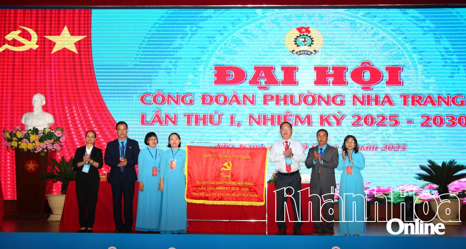 Lãnh đạo phường Nha Trang tặng bức trướng cho đại hội.