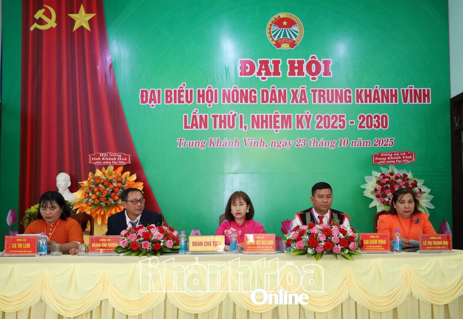 Đoàn Chủ tịch điều hành đại hội.