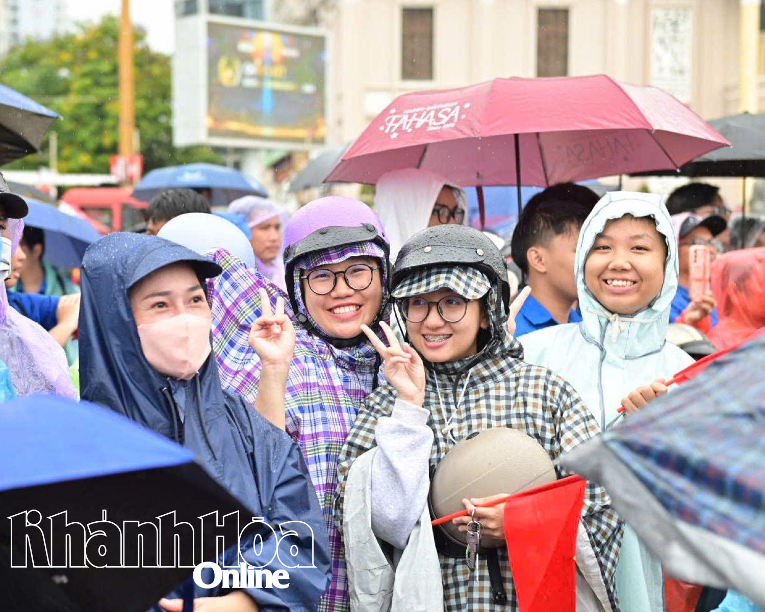 Nhiều người dân cũng có mặt tại Quảng trường 2 Tháng 4 cổ vũ cho  Thanh Tùng.
