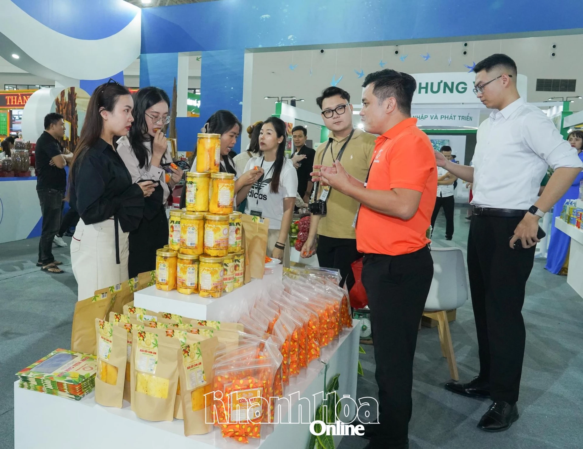 Nhiều du khách quan tâm đến các sản phẩm đặc trưng của tỉnh Khánh Hòa tại hội chợ.