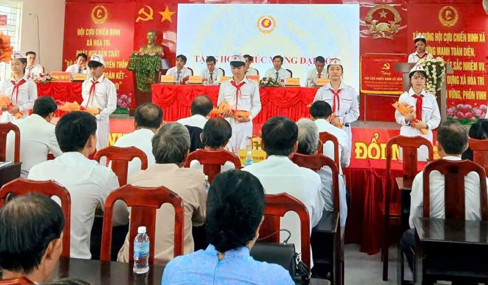 Các cháu thiếu nhi chúc mừng đại hội.
